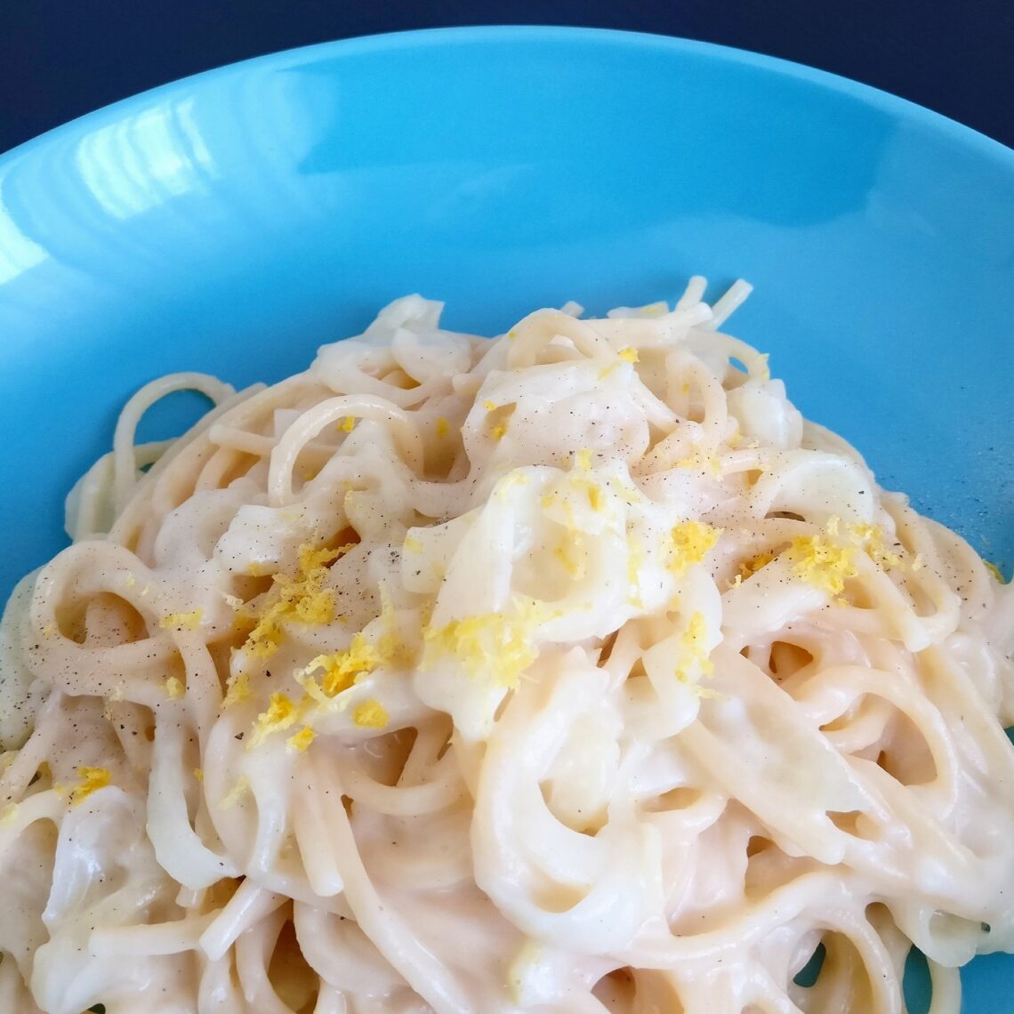 Spaghetti con finocchi, limone, pepe e... finta panna